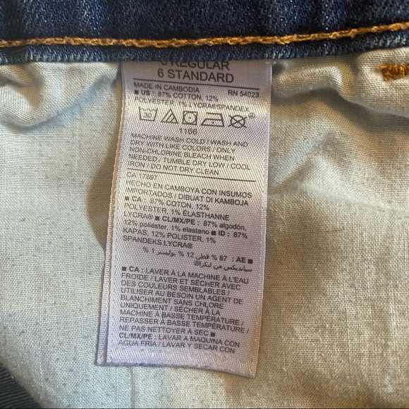 Old Navy | Sz 6 Reg. Fitted Stretch Jean Shorts - Picture 4 of 4